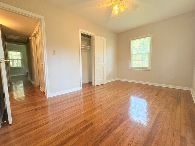 Building Photo - 606 Collins Dr
