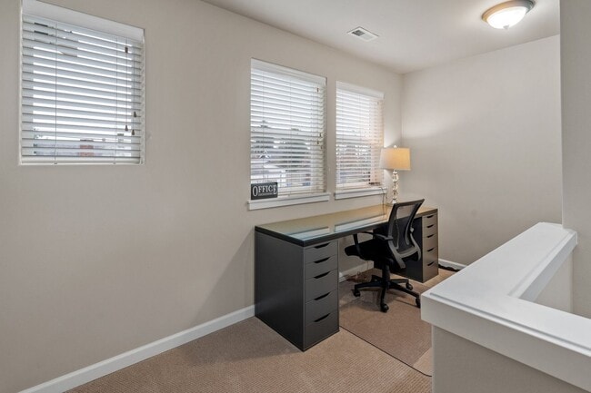 Building Photo - Central Tacoma home - 3 bedroom 2.5 bathroom with 2 Car garage and nice yard - Available May 2026.