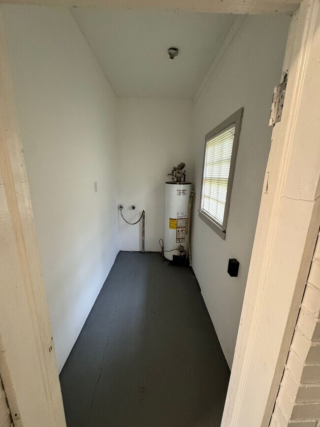 Building Photo - 327 Woolfolk St