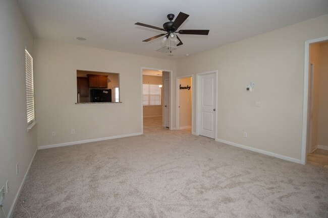 Building Photo - Spacious 3 Bedroom, 2.5 Bathroom Townhome ...
