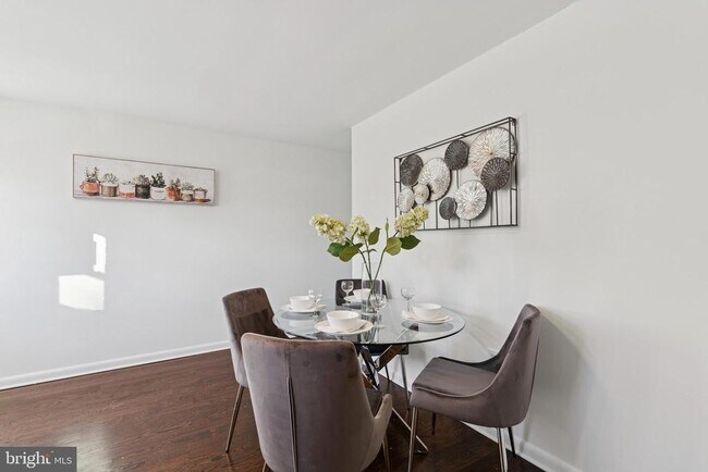 Building Photo - 303 Lemon St