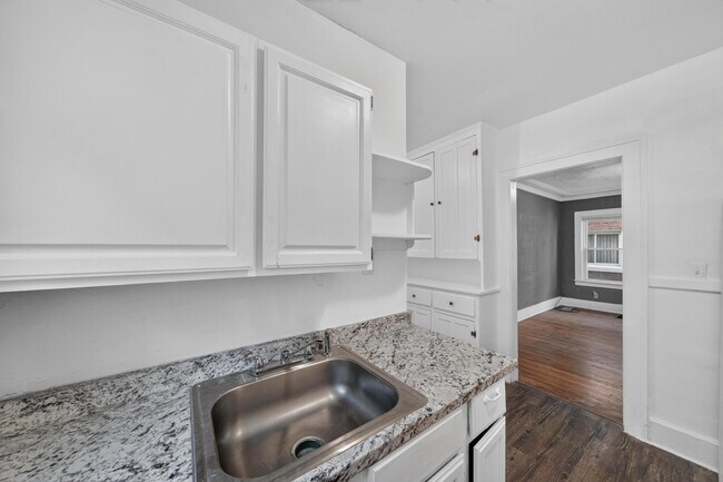 Building Photo - 2025 Calvert Ave