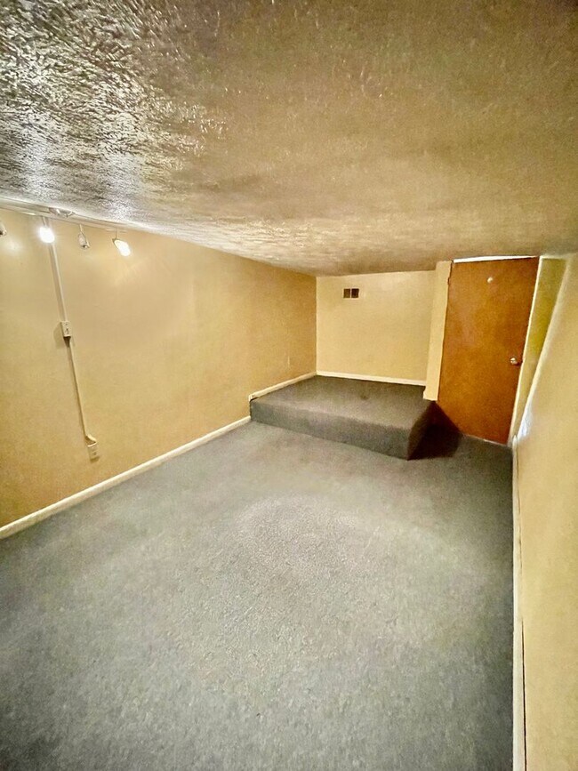 Building Photo - 332 Lehigh Avenue (Full Service)