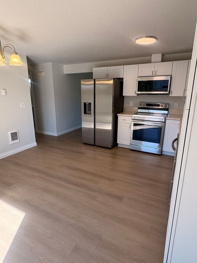 Building Photo - HALF MONTH FREE OF RENT Beautifully Remode...
