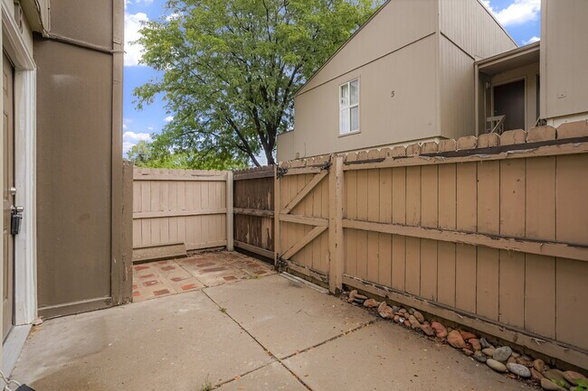 Building Photo - 2-Bed Townhome with Patio - Community Pool