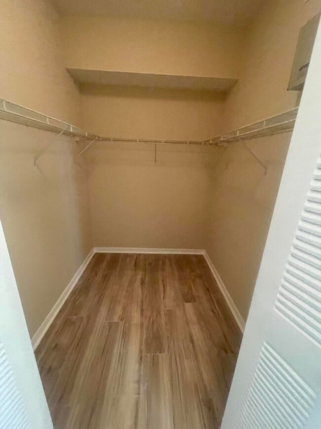 Building Photo - 360 Crestwood Cir