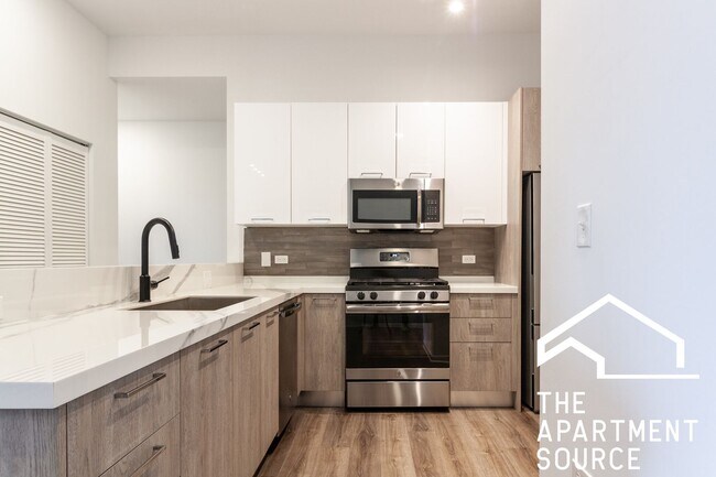 Primary Photo - South Loop 3 bed 2 bath -- Updated Kitchen...