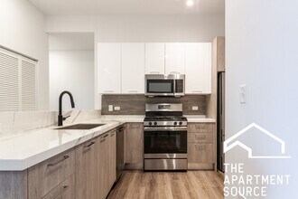 Building Photo - South Loop 3 bed 2 bath -- Updated Kitchen...
