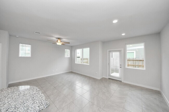 Building Photo - 3830 Glossy Lk Dr