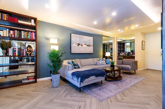 Building Photo - 117 S Doheny Dr