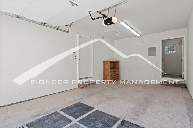 Building Photo - Prime Location - 2 bd, 2 bath, washer/drye...