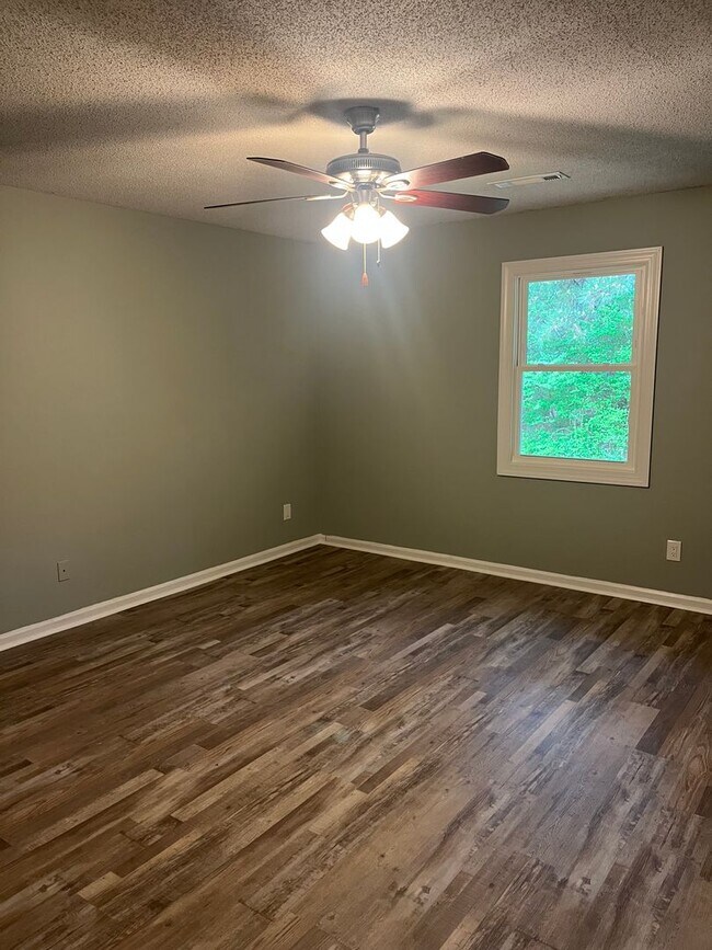 Building Photo - 9 Oakcrest Trail NE