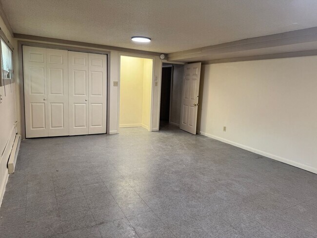 Building Photo - Spacious 1 Bedroom Apartment - Will keep you cool this summer!