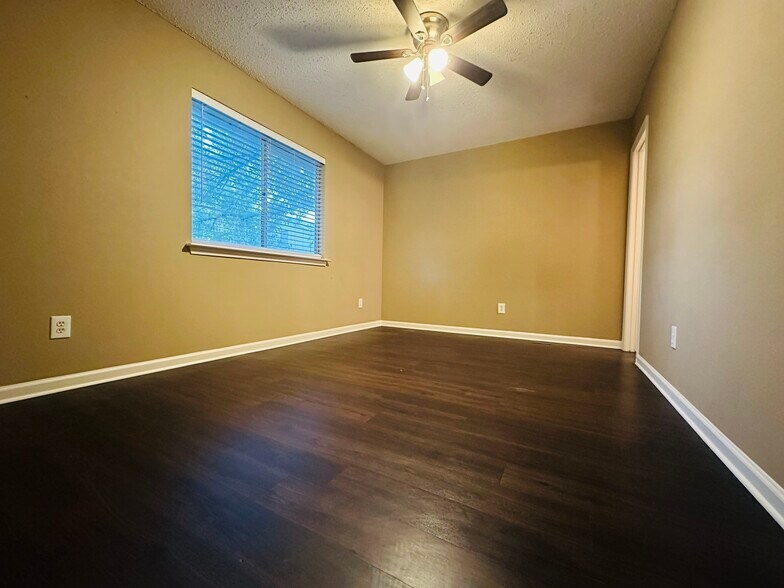 Building Photo - 1815 Gracy Farms Ln