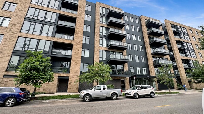 Building Photo - 1701 W Webster Ave