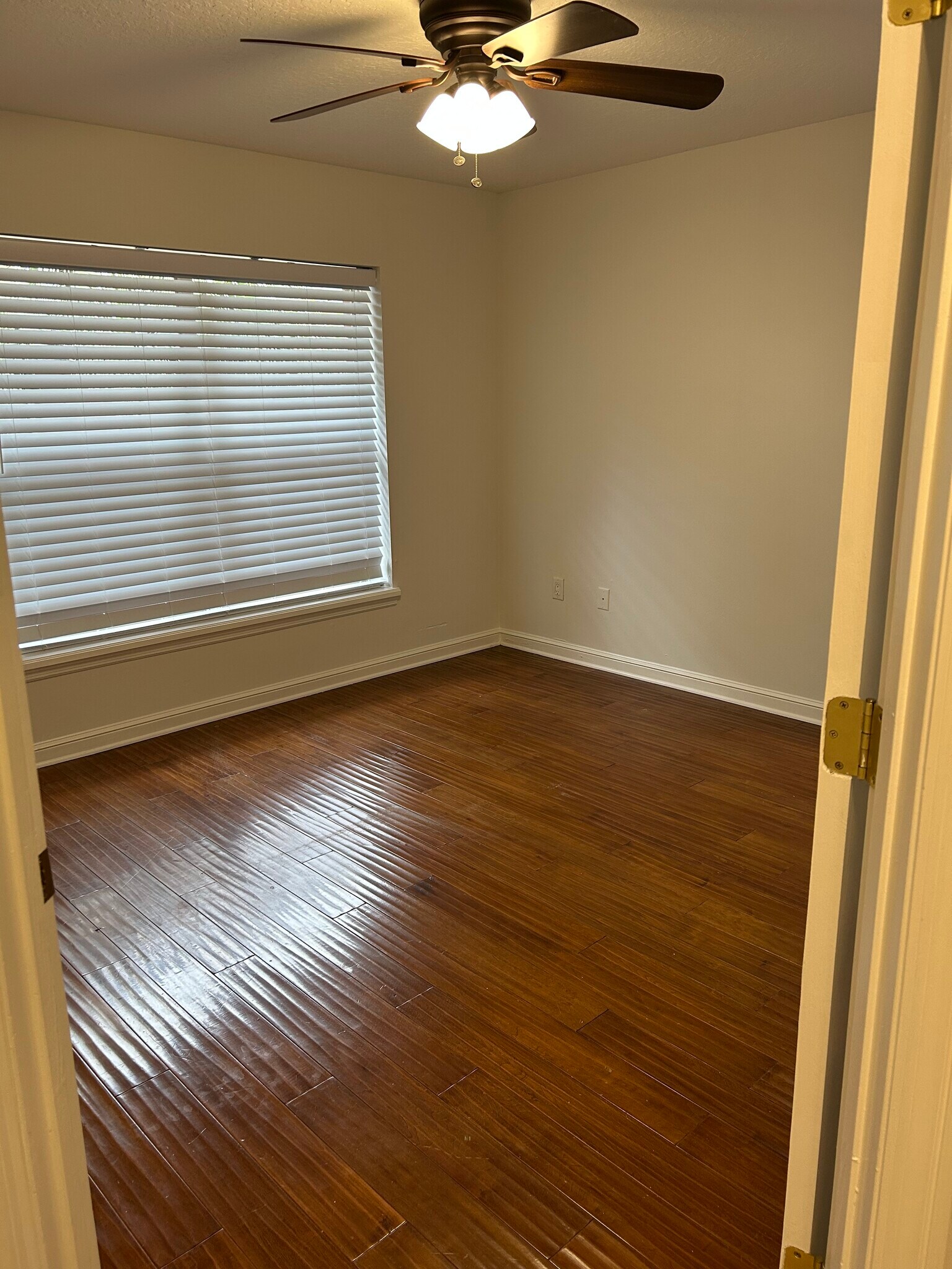 Building Photo - 942 Deerwood Loop