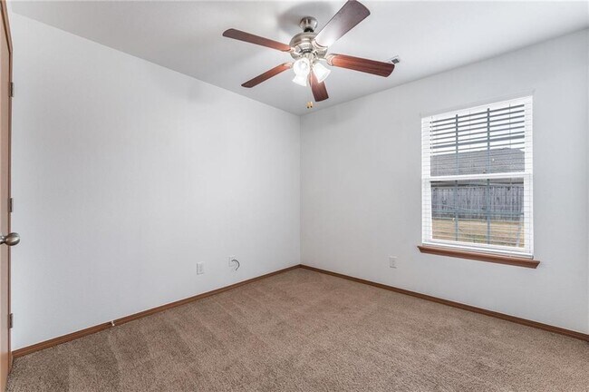 Building Photo - 203 Sage St