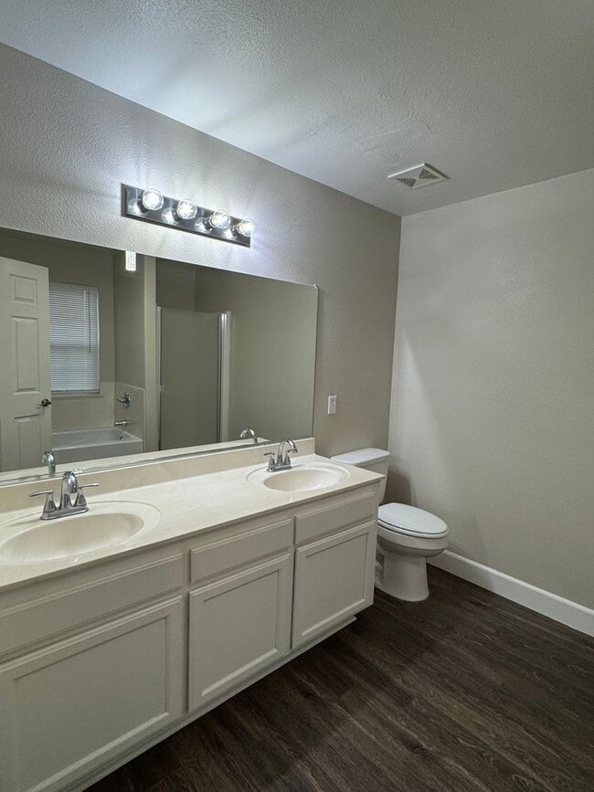 Building Photo - Available NOW - Stunning 3 Bed, 3 Bath Home in North Chico