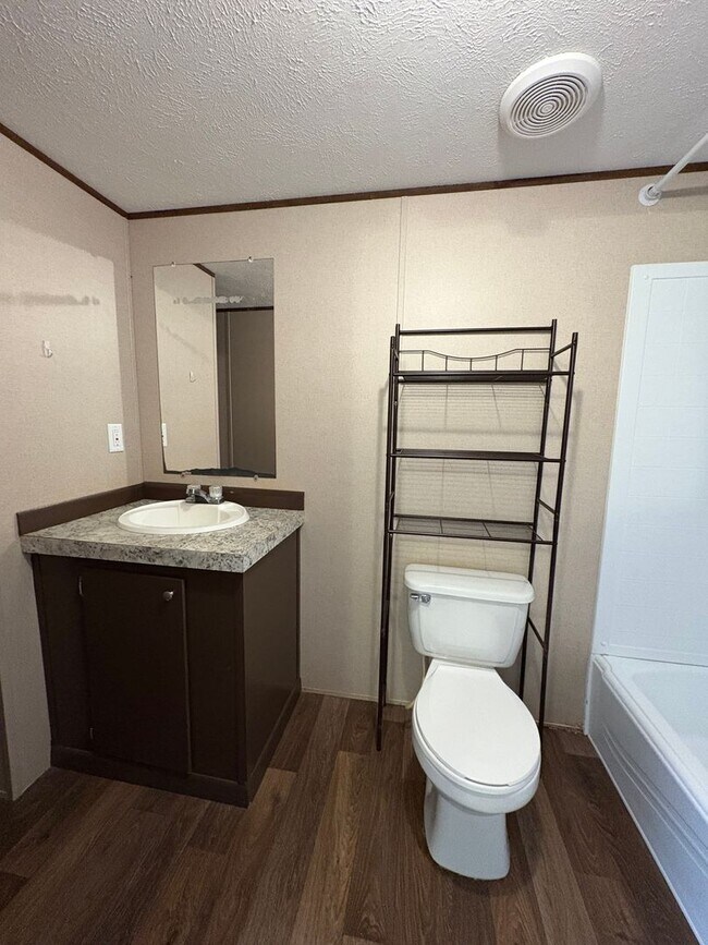 Building Photo - Nice 3 bedroom/2 bathroom mobile home located in Willow Oak Park in Keithville!