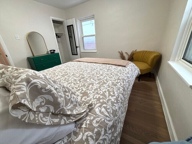 Building Photo - 5025 Lenox Ave