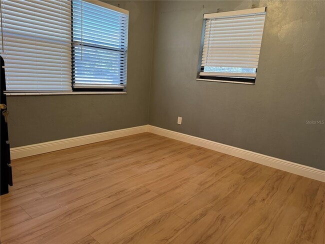 Building Photo - 1930 Walton St S