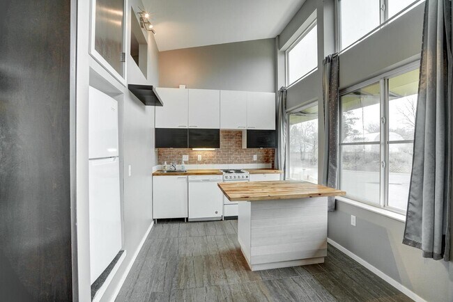 Building Photo - 3048 Anderberg Dr