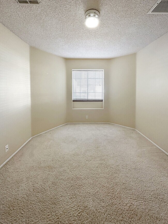 Building Photo - 605 E Wilson Ave