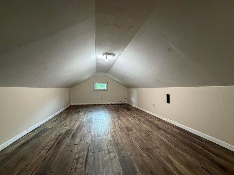 Building Photo - 1927 23rd St