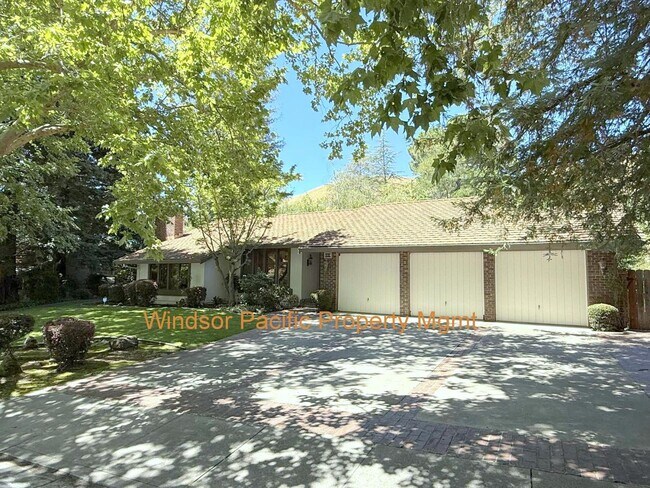 Building Photo - Sprawling ranch home located in highly des...