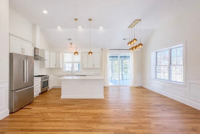 Building Photo - 261 Main St