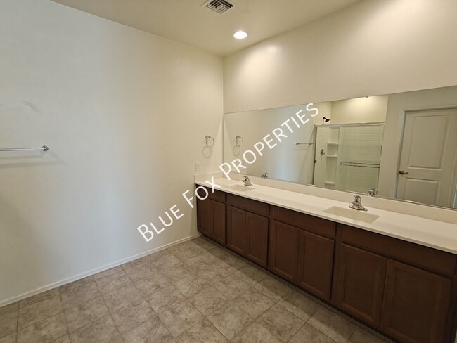 Building Photo - 5525 W Lazy Farm Dr