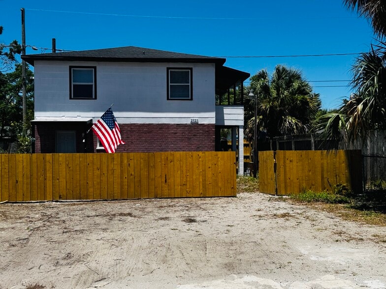 Building Photo - 2 Bed/1 Bath - Unit B