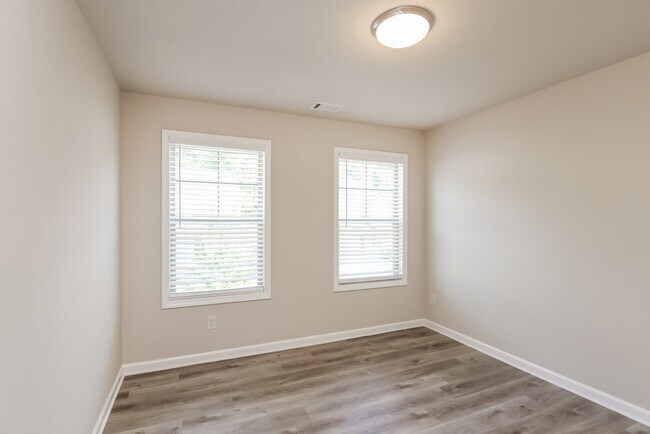 Building Photo - 900 Walnut Woods Dr