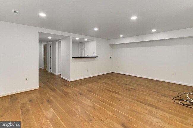 Building Photo - 4021 Lake Glen Rd