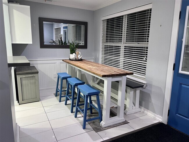 Building Photo - 6486 Alisa Ln