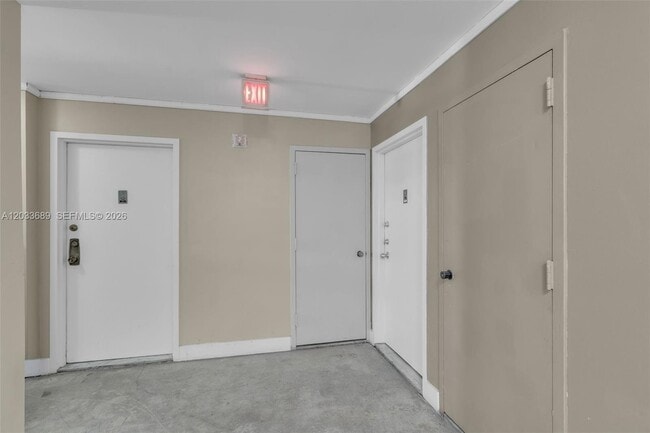 Building Photo - 1800 Collins Ave