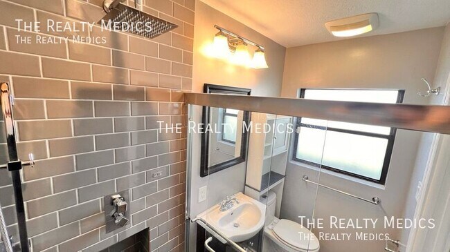 Building Photo - 929 Dupont Ave