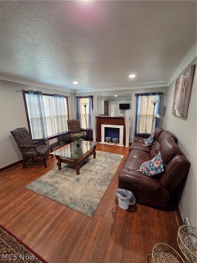 Building Photo - 1275 S Green Rd