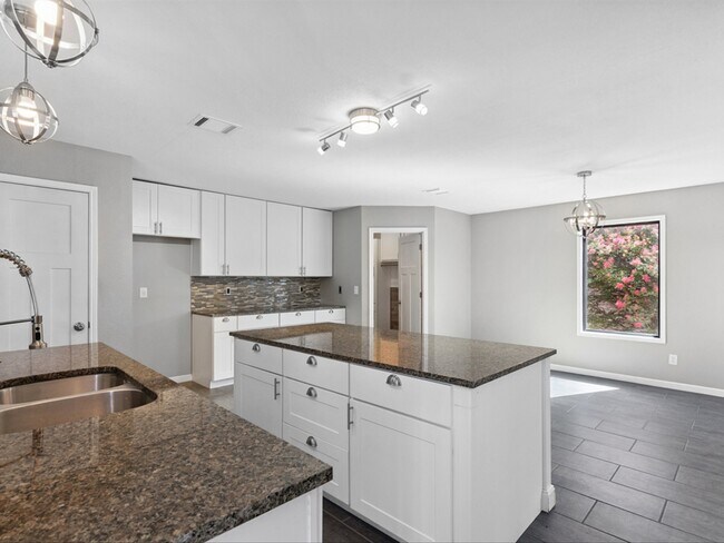 Building Photo - 5304 Los Altos Rd