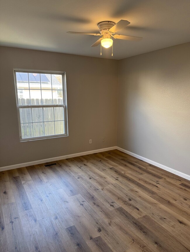 Building Photo - 806 S Sunny Ln