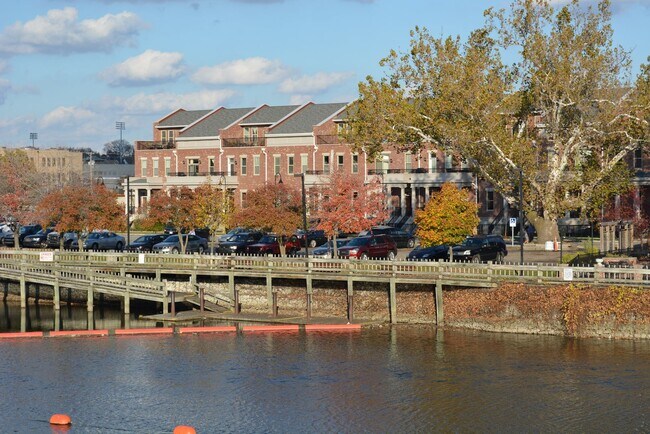 Building Photo - Luxury 5 Bedroom Townhouse