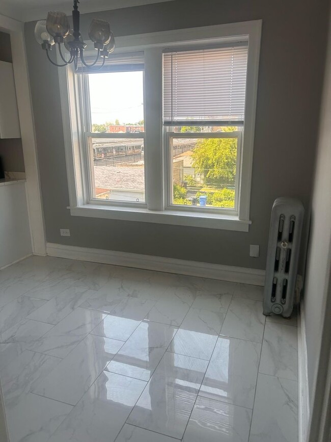 Building Photo - Remodeled East Albany Park Apts!