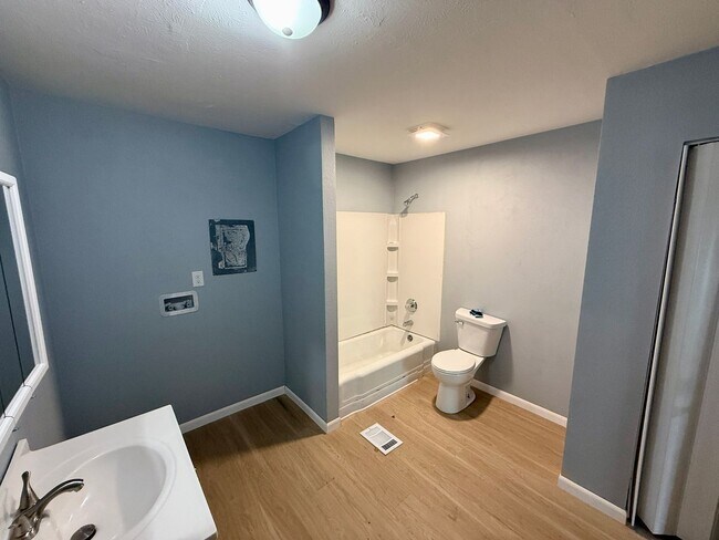 Building Photo - 3 Bed 1 Bath Home - Vouchers Accepted