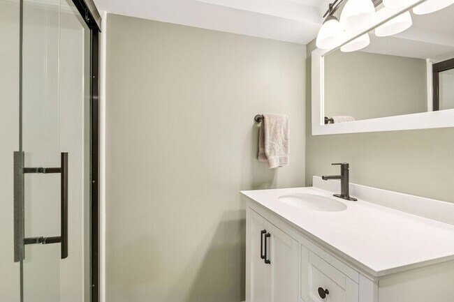 Building Photo - 3040 Hampshire Ave S