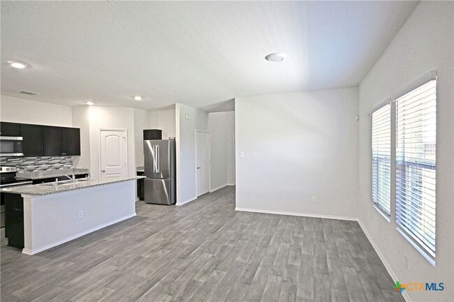 Building Photo - 884 Armadillo Dr