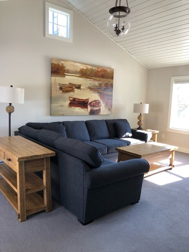 Building Photo - 615 Rice St E