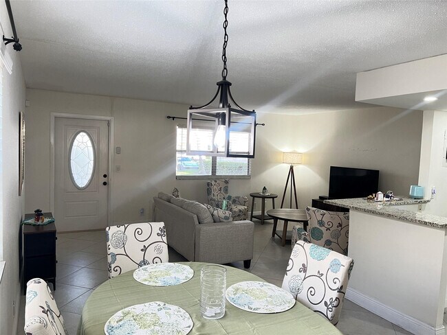 Building Photo - 690 Saxony Way