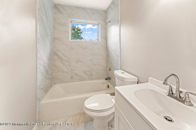 Building Photo - 292 Middle Rd