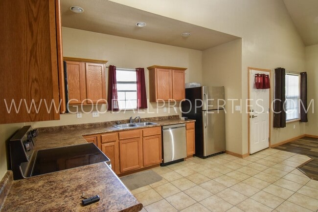 Building Photo - End Unit Townhome | Waukee Schools | Main-Floor Primary Suite