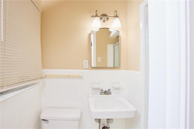 Building Photo - 826 Jefferson Ave SW